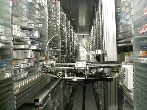 Ein Apothekenroboter bewegt sich zwischen den Regalen einer Apotheke